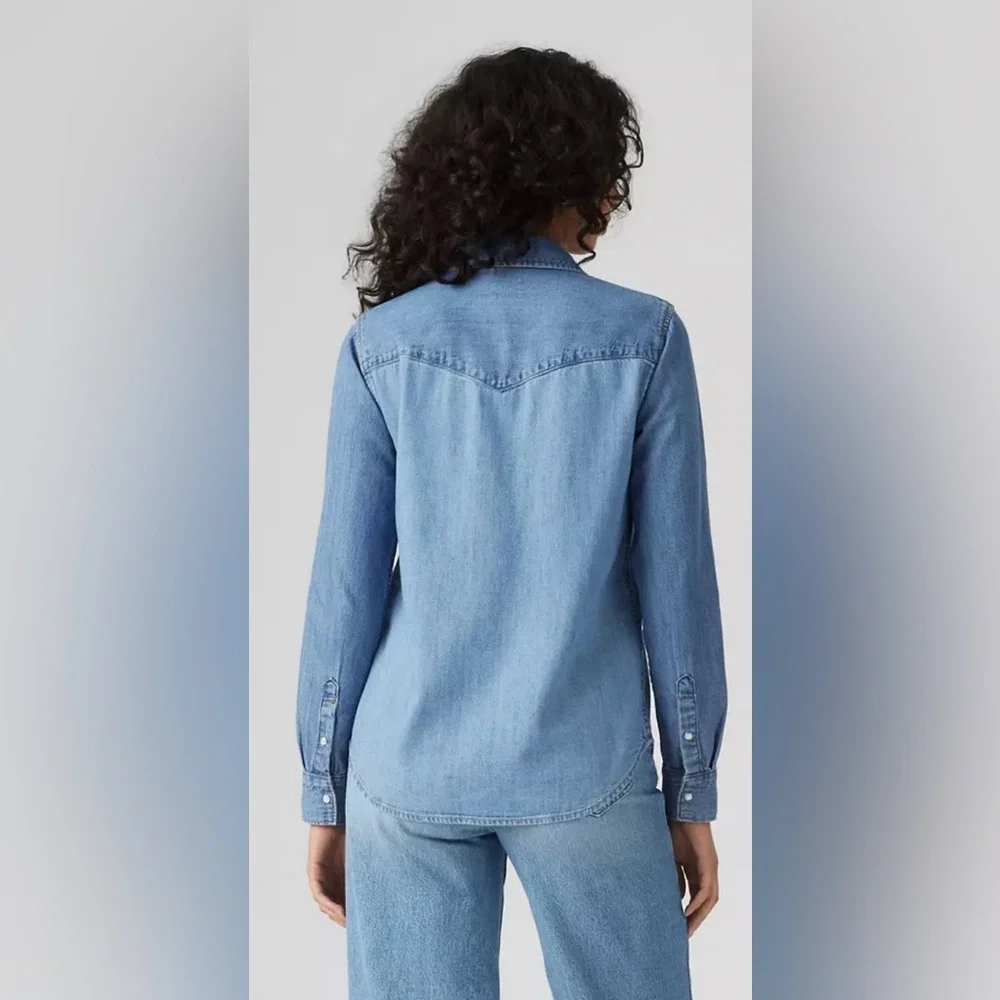 NWT Levi's Classic Blue Button-Up Shirt Light Wash Color - Picture 3 of 5